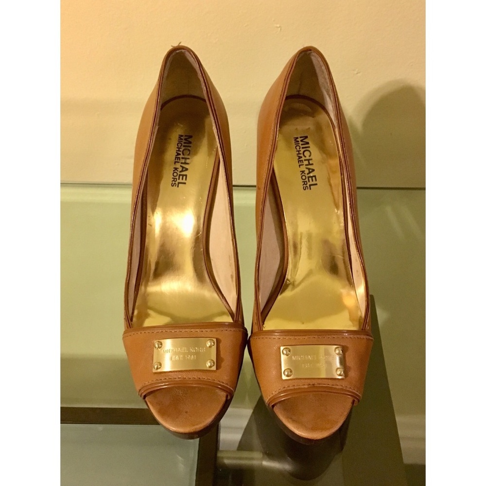 MICHAEL KORS PLATFORM HEELS 👠 9.5 M.